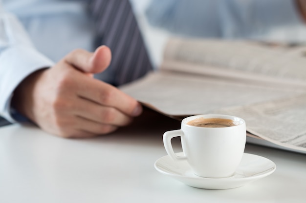 Tasse de café du matin avec un analyste commercial holding