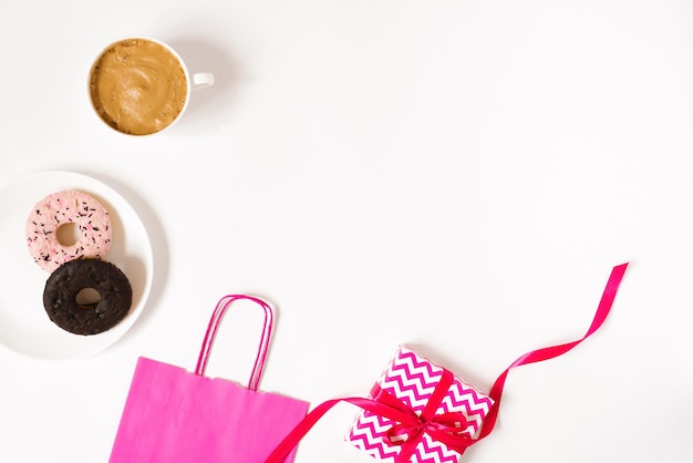Tasse de café du matin beignets sucrés une boîte-cadeau avec un sac en papier sur un tableau blanc au-dessus d'un merveilleux petit-déjeuner Style plat dame
