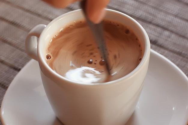 tasse de café du matin / concept de petit-déjeuner gaieté bonheur boire dans une tasse