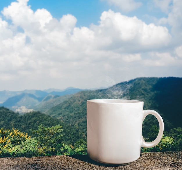 Tasse de café du matin avec vue sur la montagne.