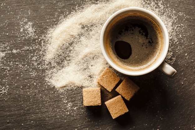 Tasse de café avec du sucre