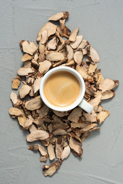 Tasse de café sur l'écorce des arbres