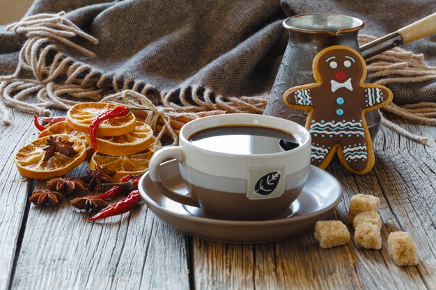 Tasse à café et épices sur table en bois