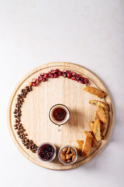 Tasse de café espresso avec cantucci aux canneberges