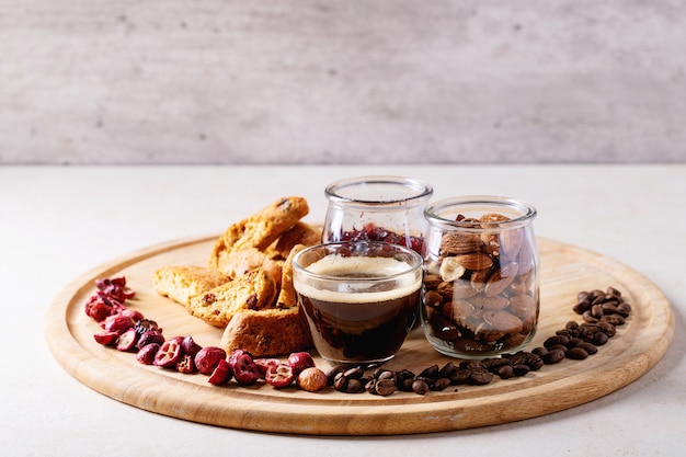 Tasse de café espresso avec cantucci aux canneberges