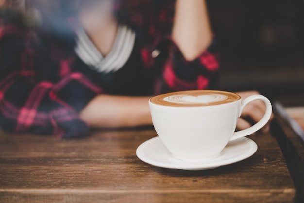 La tasse de café est sur la table.