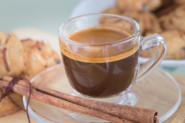 Tasse de café expresso et de bâtons de cannelle