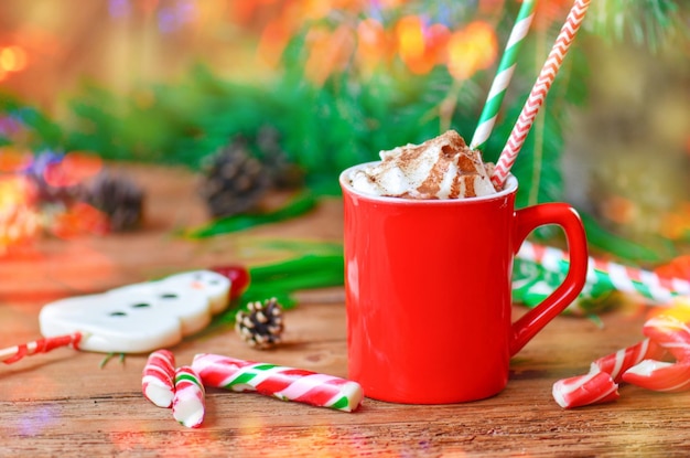 Tasse de café expresso avec chocolat et crème fouettée