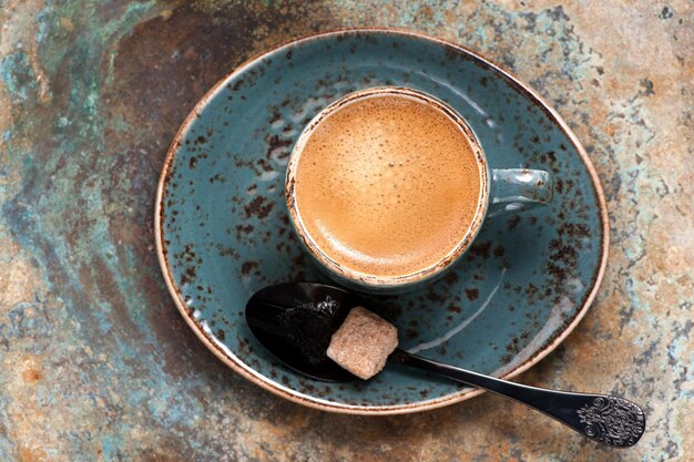 Tasse à café expresso sur fond métallique Vue de dessus