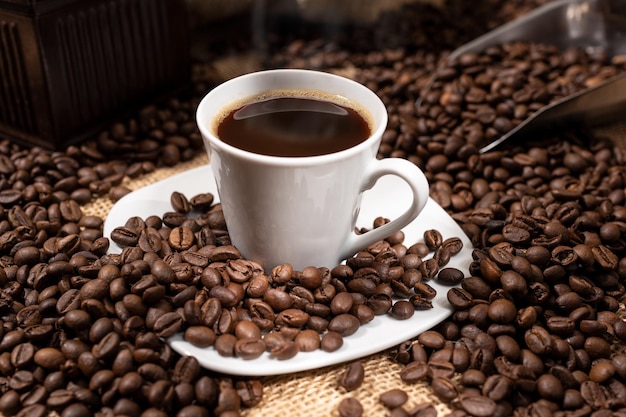 Tasse à café expresso et grains torréfiés