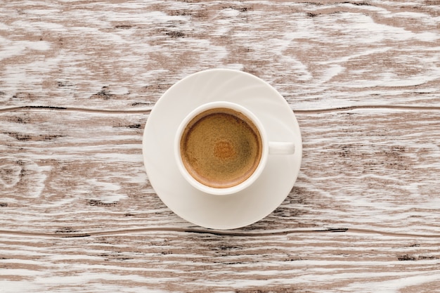 Tasse de café expresso sur table en bois, vue du dessus