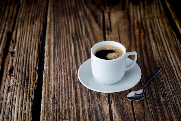 Tasse de café expresso sur table en bois