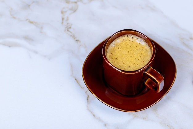 Tasse à café expresso sur table en marbre blanc