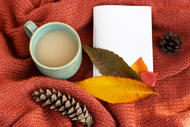 Tasse De Café Avec Une Feuille D'automne