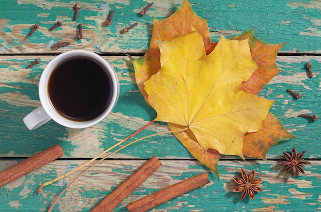 Tasse de café et feuilles d'automne jaunes