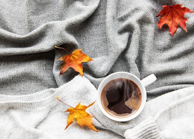 Tasse de café et feuilles d'automne