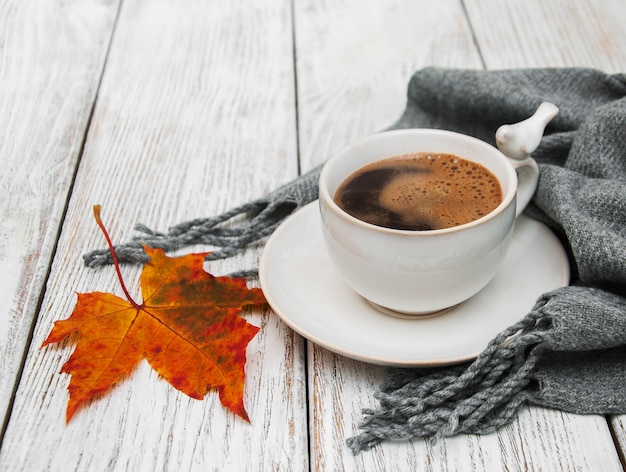 Tasse de café et feuilles d&#39;automne