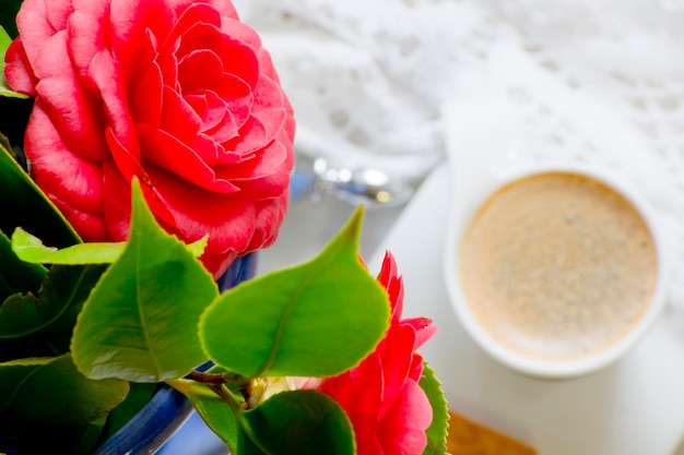 Une tasse de café avec une fleur dedans