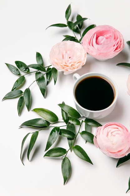 tasse de café avec fleur de pivoine sur fond blanc