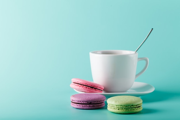 Tasse à café sur fond aqua avec place pour une inscription