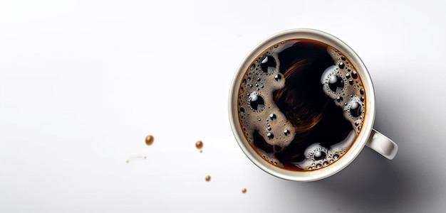 Une tasse de café avec un fond blanc et le mot café dessus.