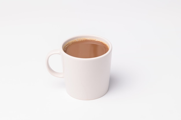 Tasse à café sur fond blanc