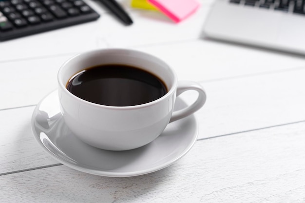 Tasse à café sur fond blanc