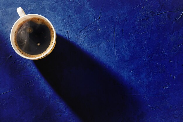 Tasse de café sur fond bleu, vue de dessus