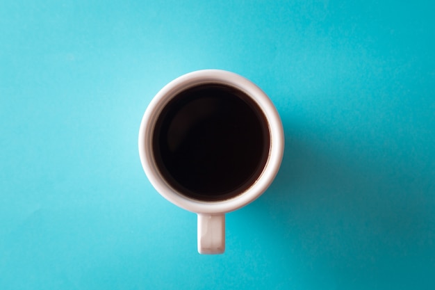 Tasse de café sur fond bleu