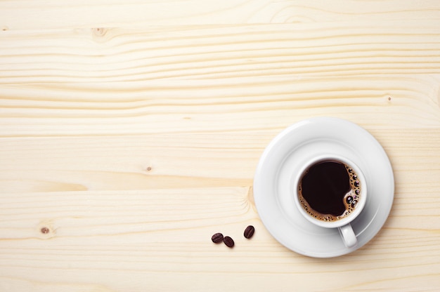 Tasse de café sur fond en bois. Avec place pour le texte.