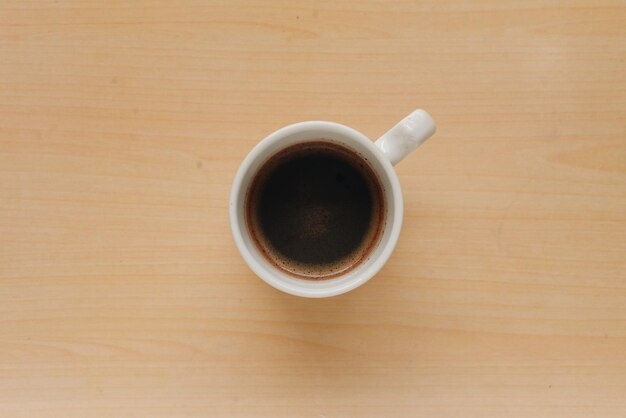 Tasse à café sur un fond en bois