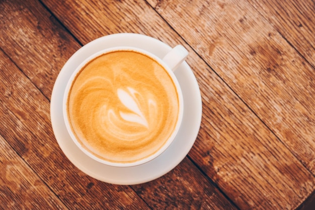 Tasse de café sur fond de bois