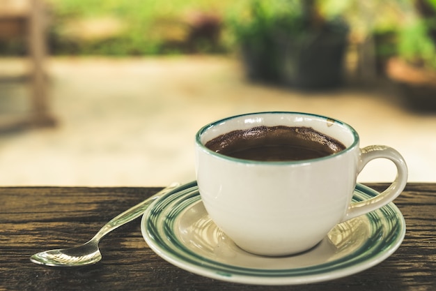 tasse de café sur fond en bois