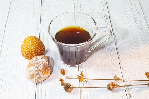 Tasse de café sur fond boisé