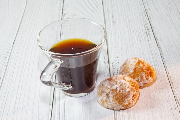 Tasse de café sur fond boisé