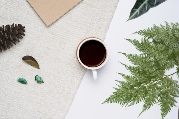 Tasse de café sur fond de fil blanc en bois et brun