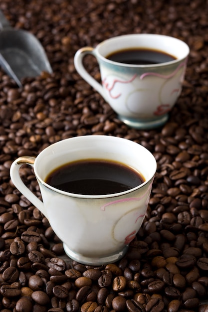 Tasse à café et fond de grains de café