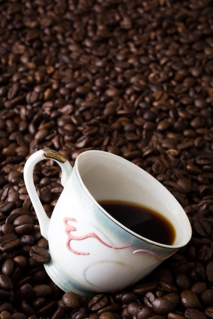 Tasse à café et fond de grains de café