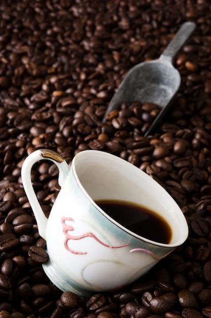 Tasse à café et fond de grains de café