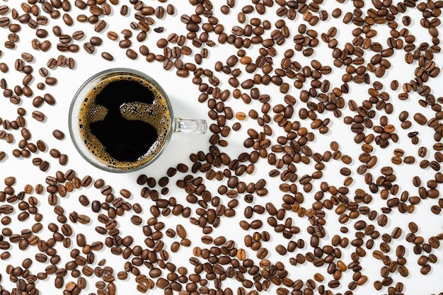 tasse de café sur un fond de grains de café