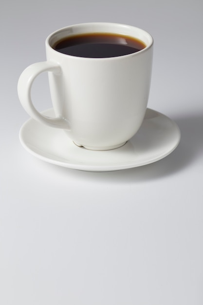 Tasse de café sur fond gris clair