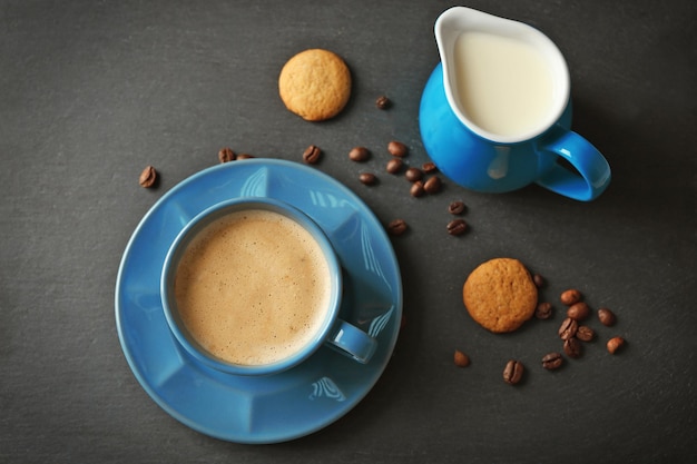 Tasse de café sur fond gris