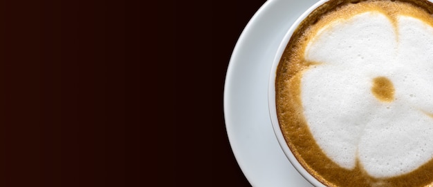 Tasse à café sur fond marron