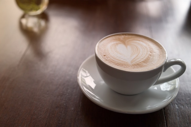 tasse de café et sur fond noir de bois