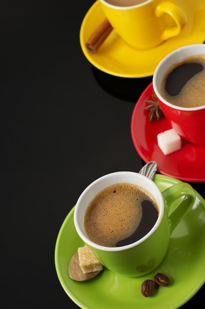 Tasse de café sur fond noir