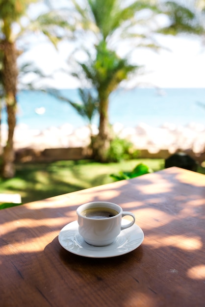 Une tasse de café sur le fond de l'océan.