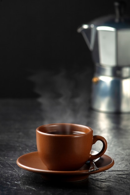 Tasse de café sur fond de pierre. Vue latérale avec espace de copie pour votre texte