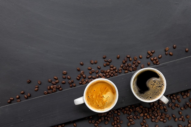 Tasse de café sur fond de plancher en bois noir