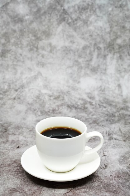 Photo une tasse de café sur un fond rétro