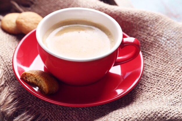 Tasse de café sur fond d'un sac